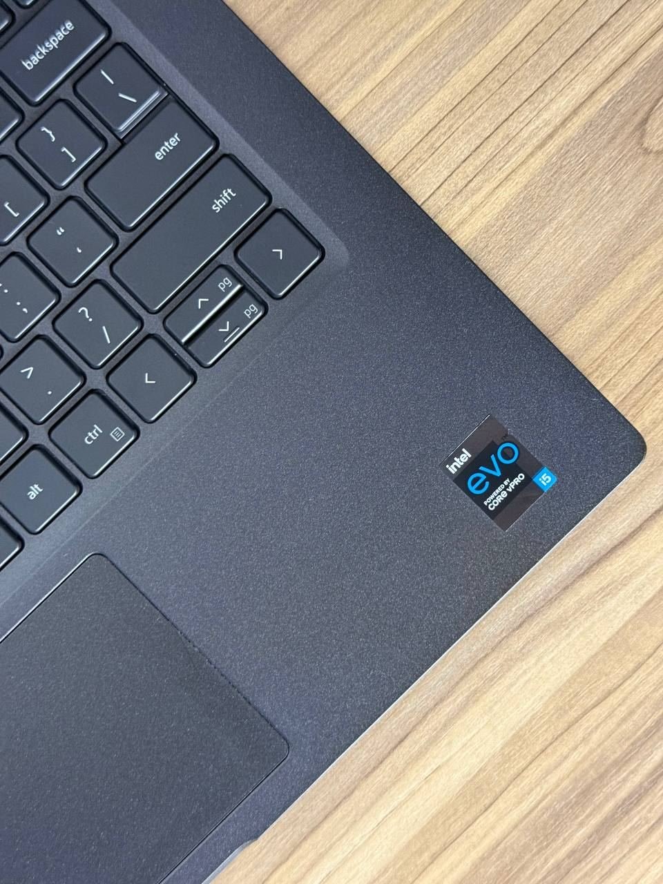Notebook Dell i5 EVO 11th Generación, Reconocimiento Facial, Teclado Retroiluminado, Pantalla Táctil, 16 de RAM y 256 NVMe M.2 SSD SemiNuevo