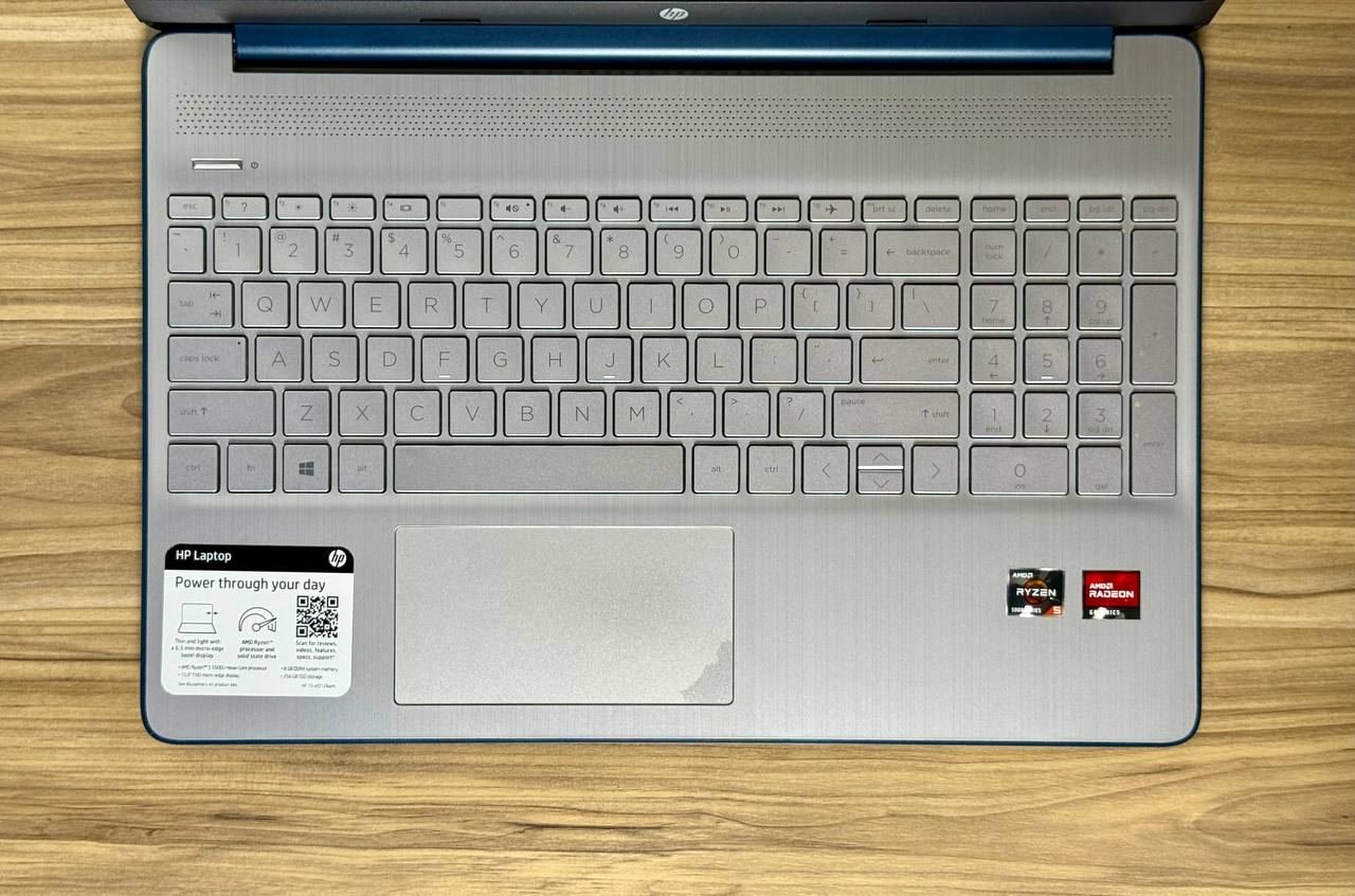Notebook HP Ryzen 5 serie 5000 Modelo 15-ef2126wm, 16 de RAM y 256 SSD M.2 SemiNuevo